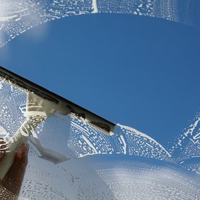 Nous entretenons vos vitres ainsi que vos châssis avec des produits qui respectent l